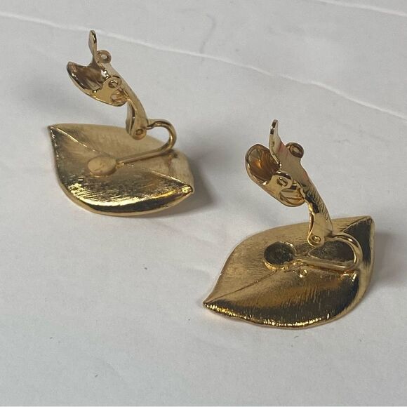 Trifari Vintage Gold Leaf Clip On Earrings - Picture 4 of 7